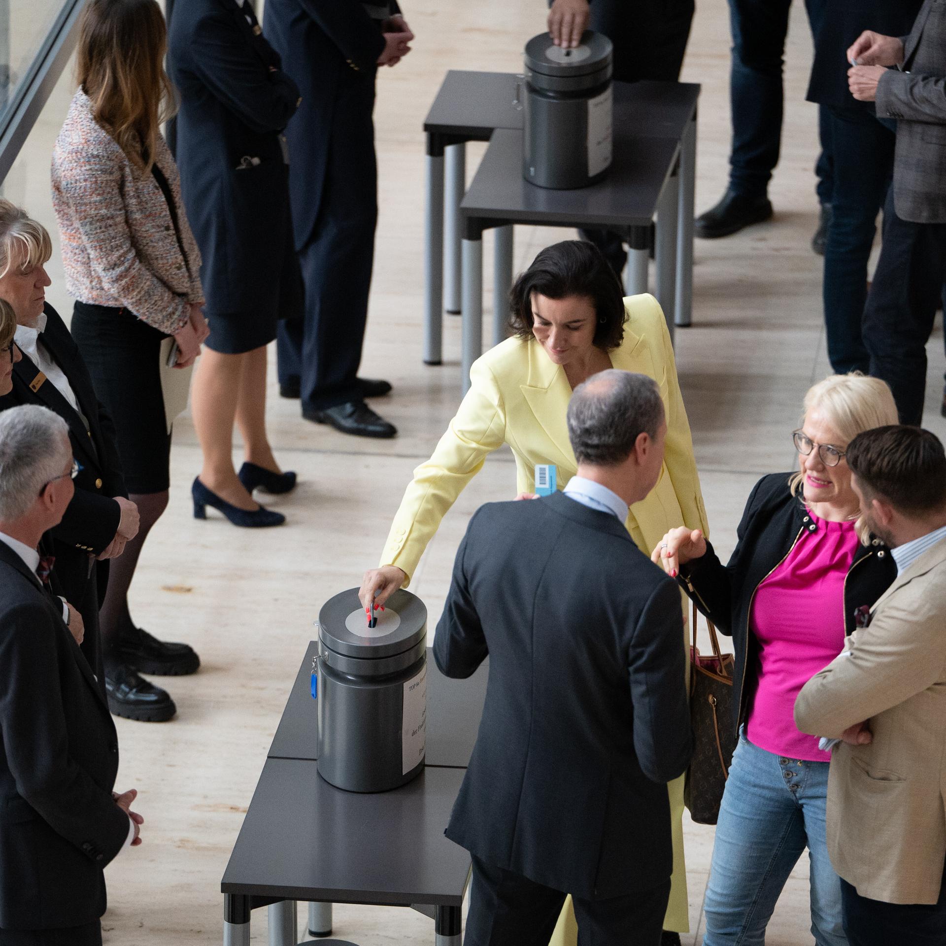 Berlin - Befristete Steuersenkung auf Benzin und Diesel: Bundestag stimmt 