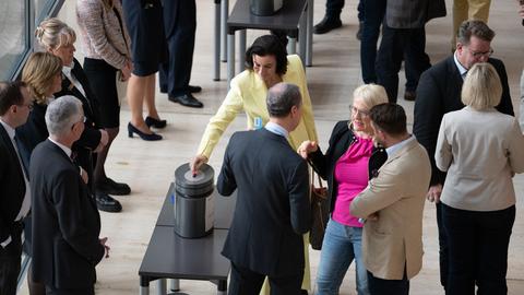 Dorothee Bär, Bundesministerin für Forschung, Technologie und Raumfahrt, gibt im Bundestag ihre Stimme ab.