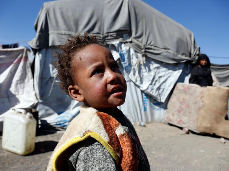 Junge im Flüchtlingscamp Dharawan, einenm Vortort der jemenitischen Hauptstadt Sanaa, aufgenommen im Dezember 2022