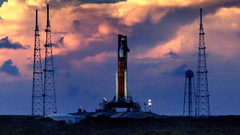 Sonnenaufgang über der Artemis-Rakete der NASA.