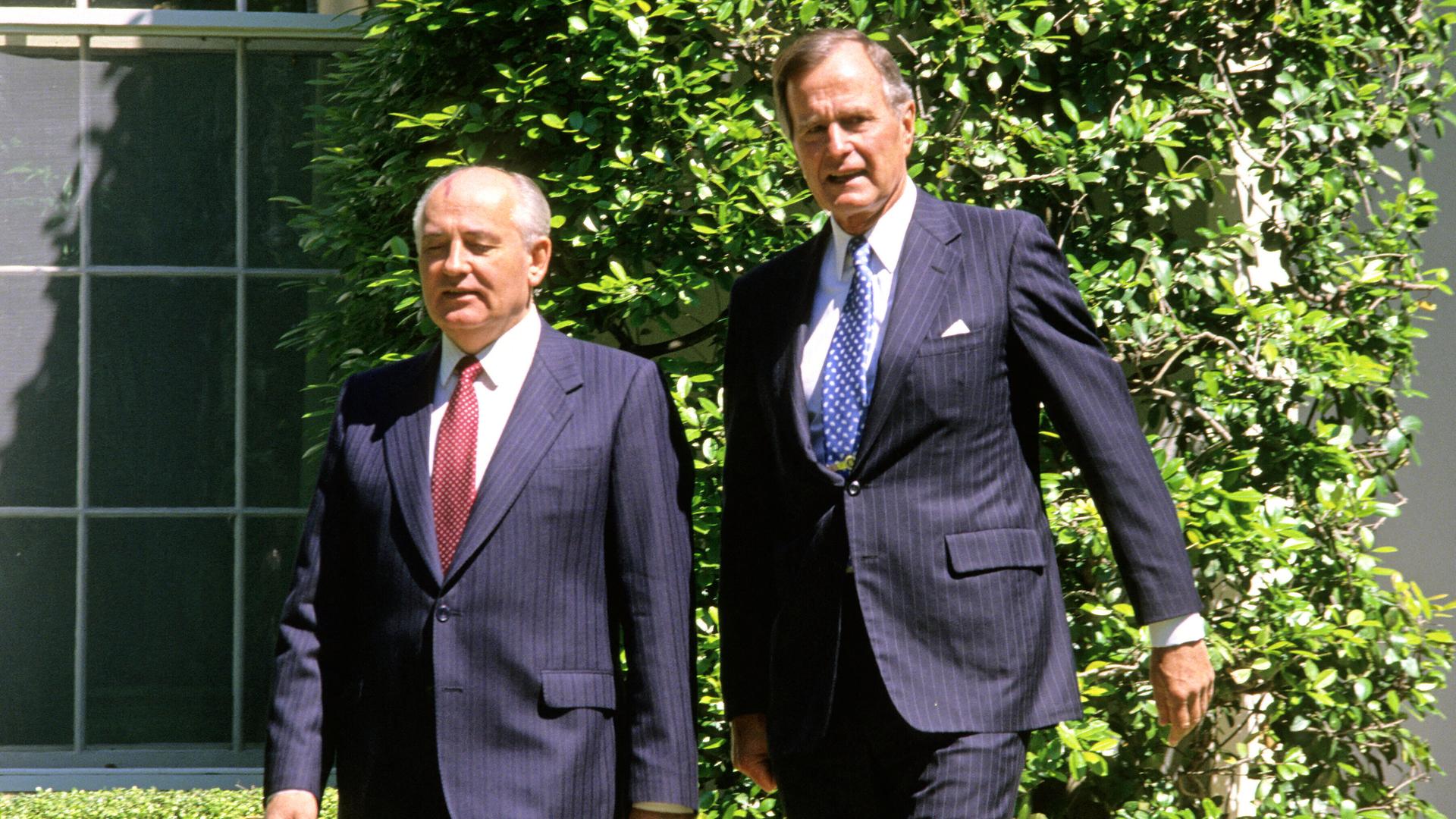 31. Mai 1990: Michail Gorbatschow (l.), Präsident der früheren Sowjetunion, und der damalige US-Präsident  George H.W. Bush am Weißen Haus in Washington DC.
