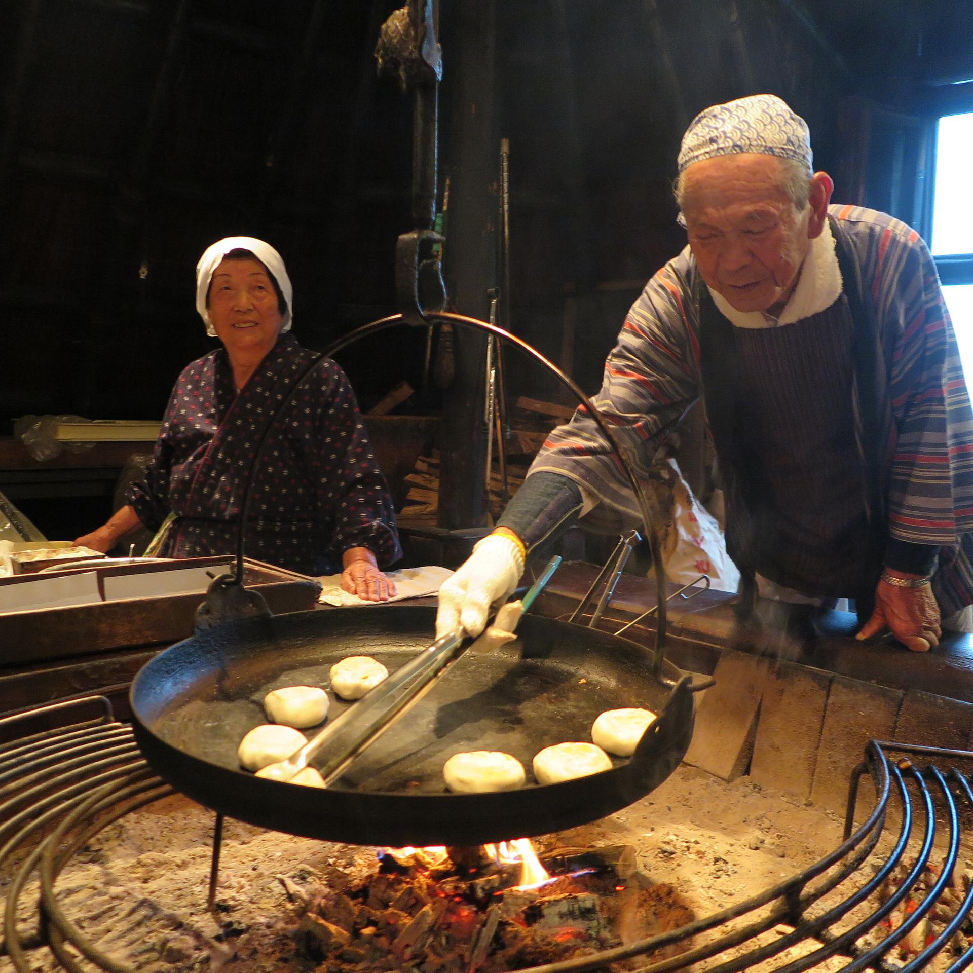 Zwei ältere Oyaki-Bäcker bei der Arbeit