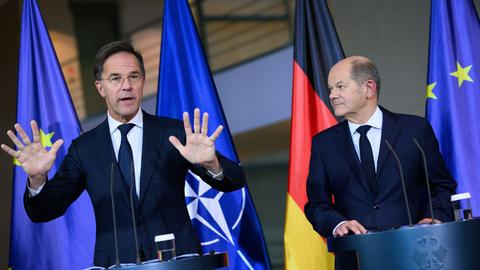 Berlin: Mark Rutte, Nato-Generalsekretär, und Bundeskanzler Olaf Scholz (r,) äußern sich bei einer Pressekonferenz nach ihrem Gespräch im Bundeskanzleramt.