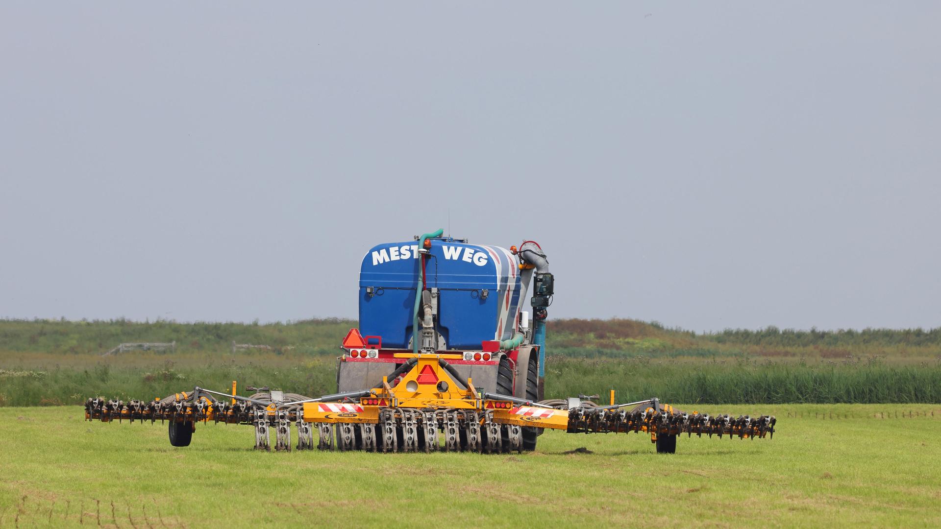 Landwirtschaft: Gülleausbringung und Einarbeitung in den Boden mittels Schleppschuh, Niederlande, Friesland, Ferwert.