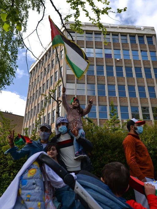 Eine Palästinensische Familie demonstriert vor der israelischen Botschaft in Dublin.