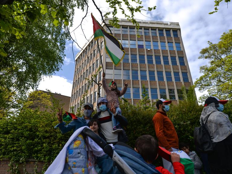 Eine Palästinensische Familie demonstriert vor der israelischen Botschaft in Dublin.