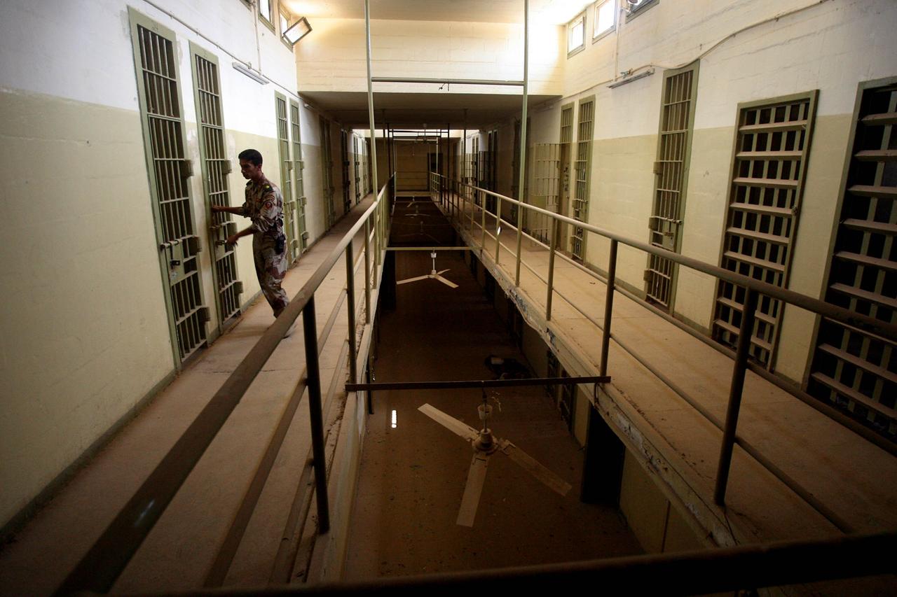 Ein irakischer Soldat schließt eine Zellentür im Gefängnis Abu Ghraib.
