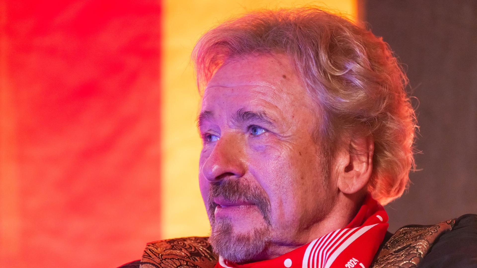 Thomas Gottschalk schaut zur Seite und sieht ernst aus. 