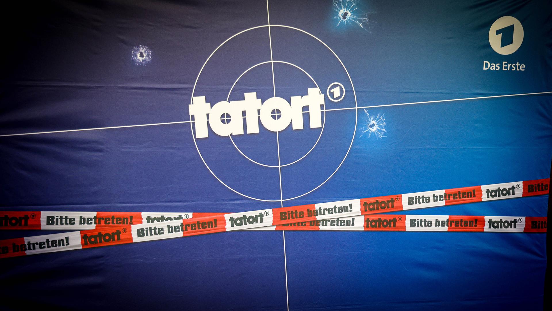Plakatwand mit "Tatort" Logo. 