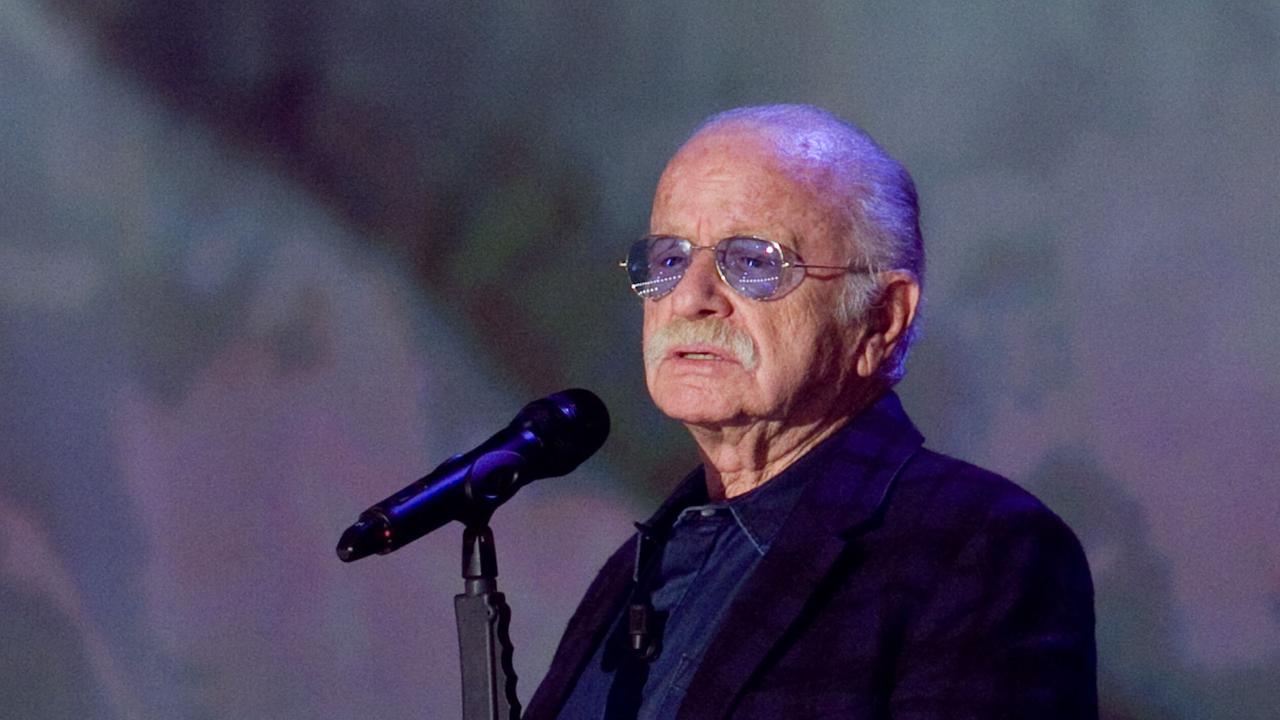 Der Liedermacher Gino Paoli in fortgeschrittenem Alter an einem Mikrophon