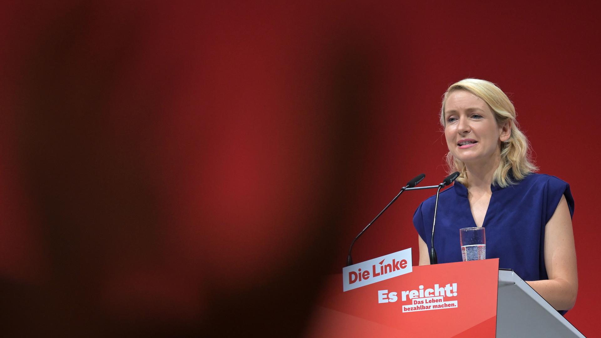 Ines Schwerdtner, Vorsitzende der Partei Die Linke, spricht bei ihrer Antrittsrede während des Bundesparteitages der Linken in die Metropolis Halle in Potsdam. Ines Schwerdtner, Vorsitzende der Partei Die Linke, spricht bei ihrer Antrittsrede während des Bundesparteitages der Linken in die Metropolis Halle in Potsdam.