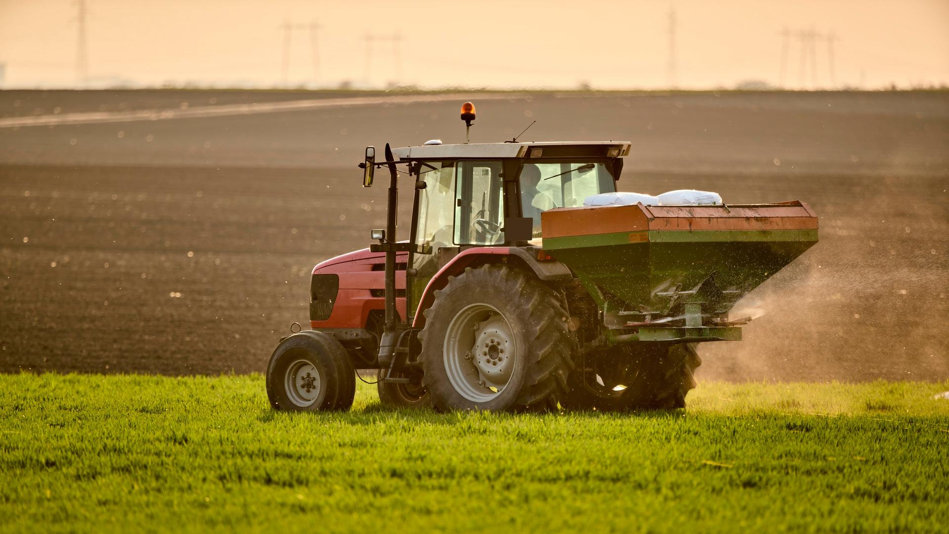 Tractor spraying fertilizer on field || Modellfreigabe vorhanden