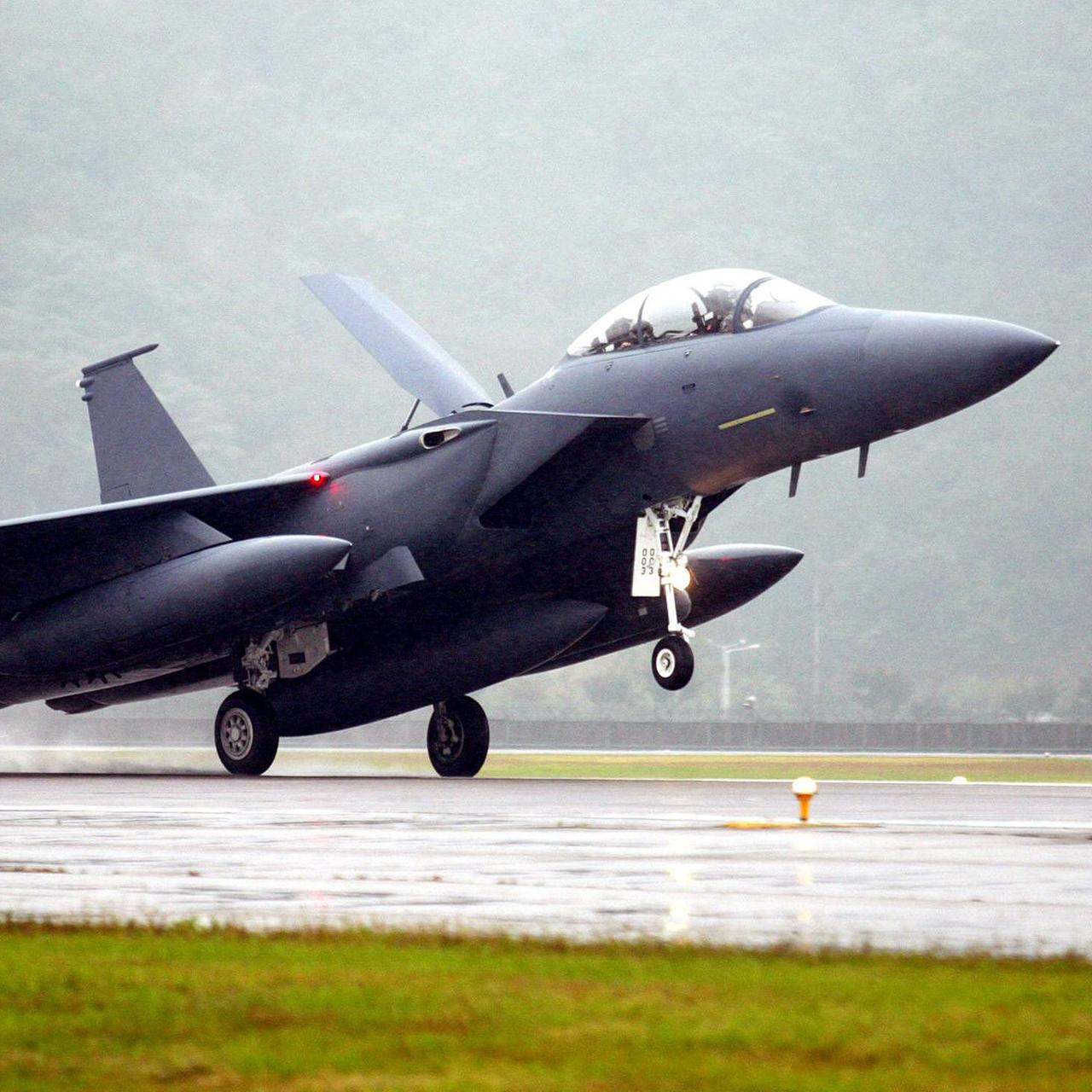 Ein F-15K Fighter auf dem Militärflughafen Seoul, Südkorea