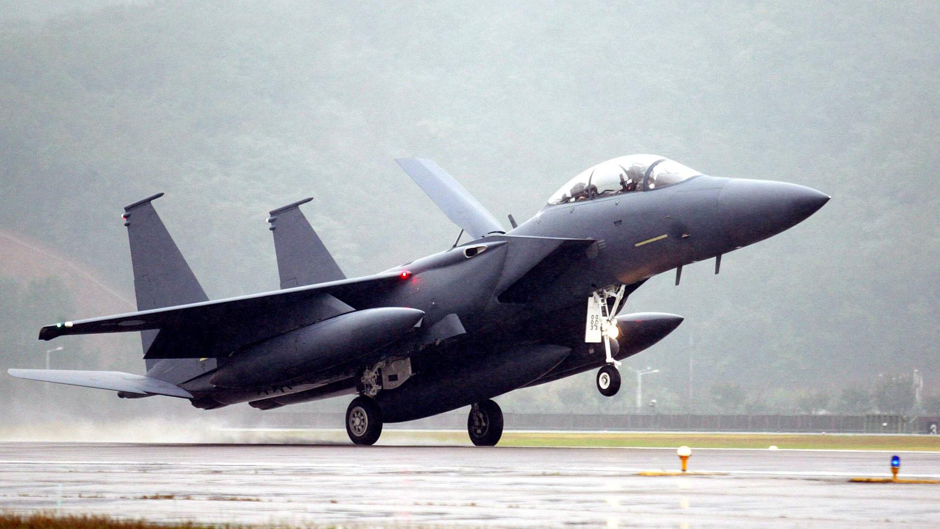 Ein F-15K Fighter bei der Landung auf dem Militärflughafen Seoul in Südkorea.