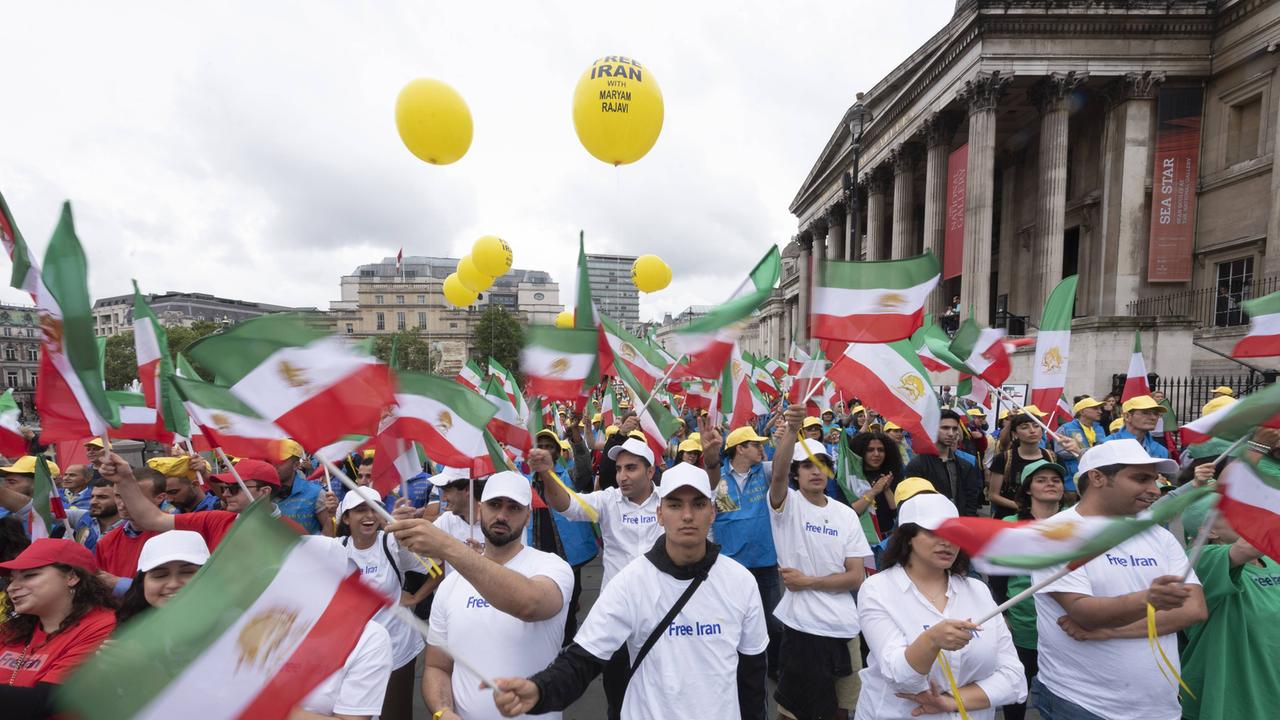 Demonstration von Exiliranern und Unterstützern der Volksmudschahedin im Juli 2019 in London.