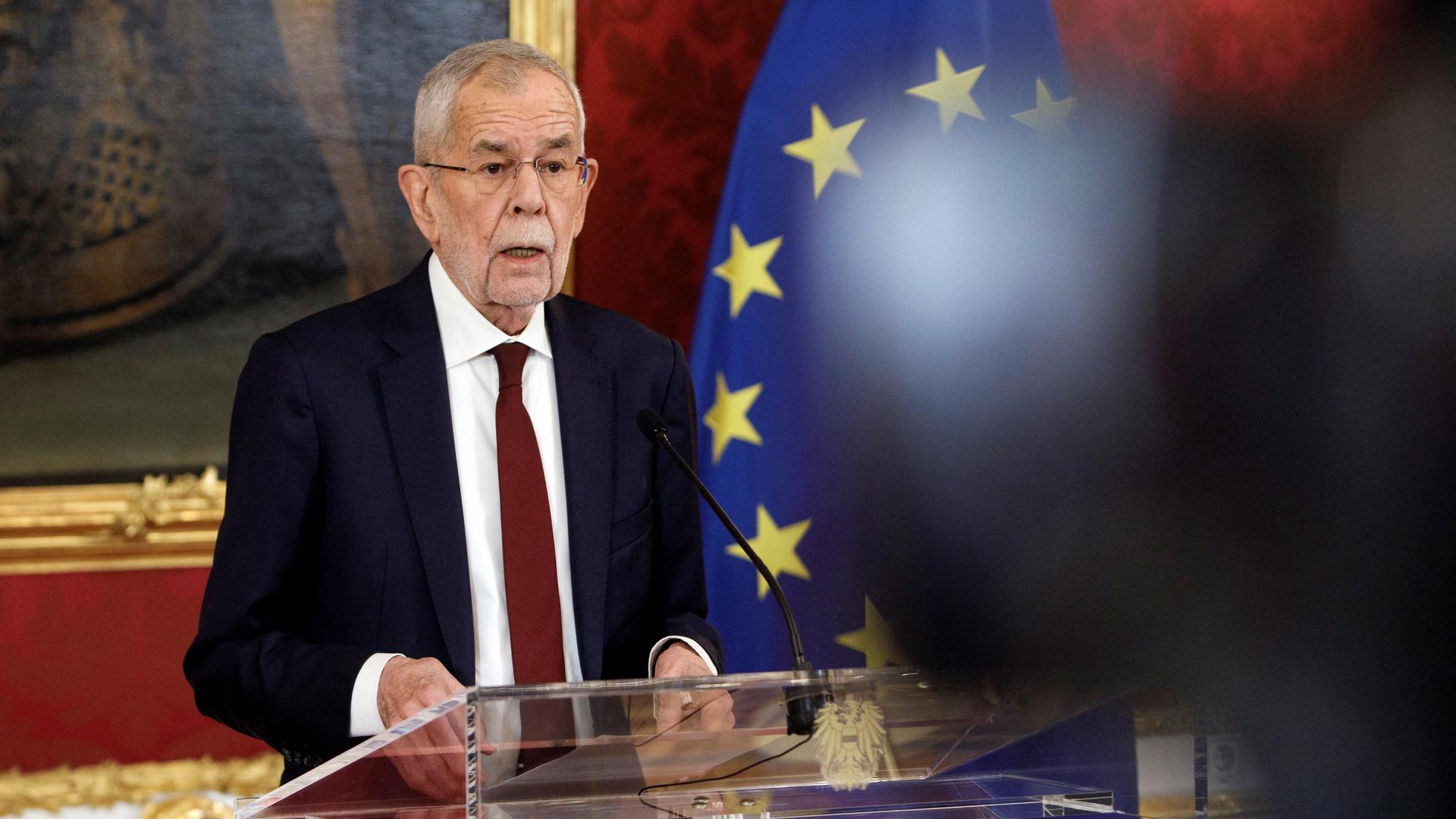 Das Bild zeigt Österreichs Bundespräsidenten van der Bellen in seinem Amtssitz, der Wiener Hofburg. 