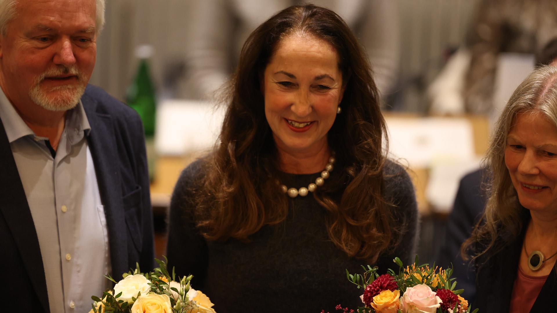 Iris Stalzer (M, SPD) wird im Ratssaal der Stadt Herdecke nach ihrer Vereidigung als neue Bürgermeisterin beglückwünscht. Iris Stalzer (M, SPD) wird im Ratssaal der Stadt Herdecke nach ihrer Vereidigung als neue Bürgermeisterin beglückwünscht.