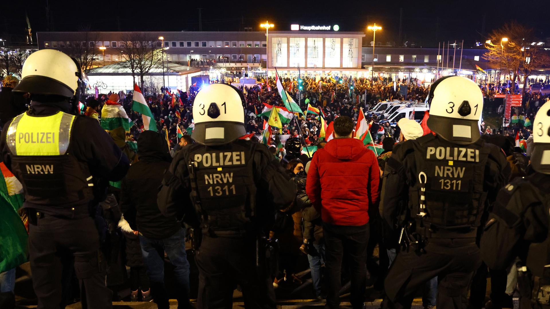 Polizisten beobachten eine pro-kurdische Demonstration in Dortmund. Sie stand unter dem Motto "Gegen das Töten von Unschuldigen, Zivilisten und Kindern".