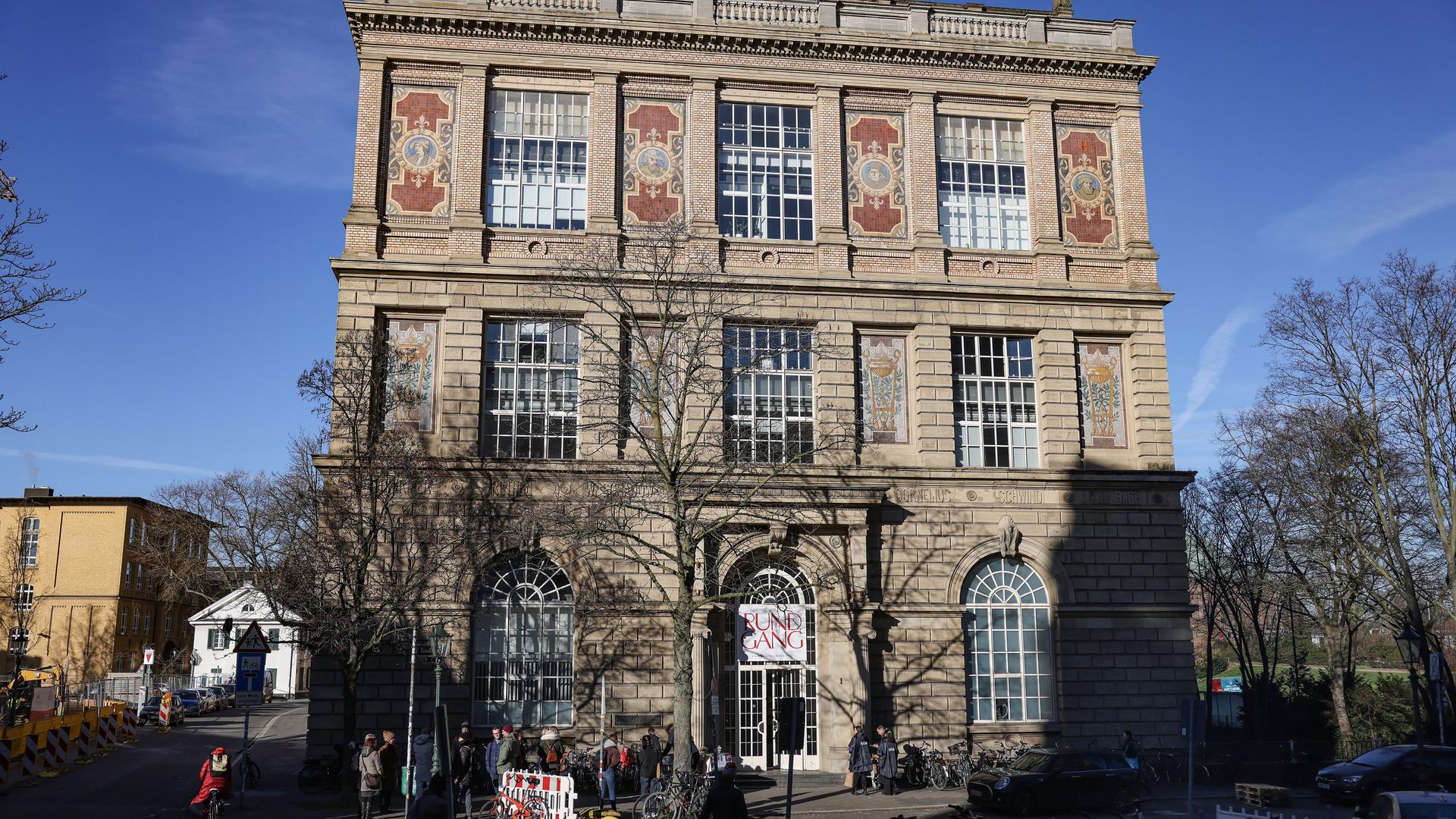 Das Gebäude der Kunstakademie Düsseldorf frontal im Sonnenschein fotografiert.