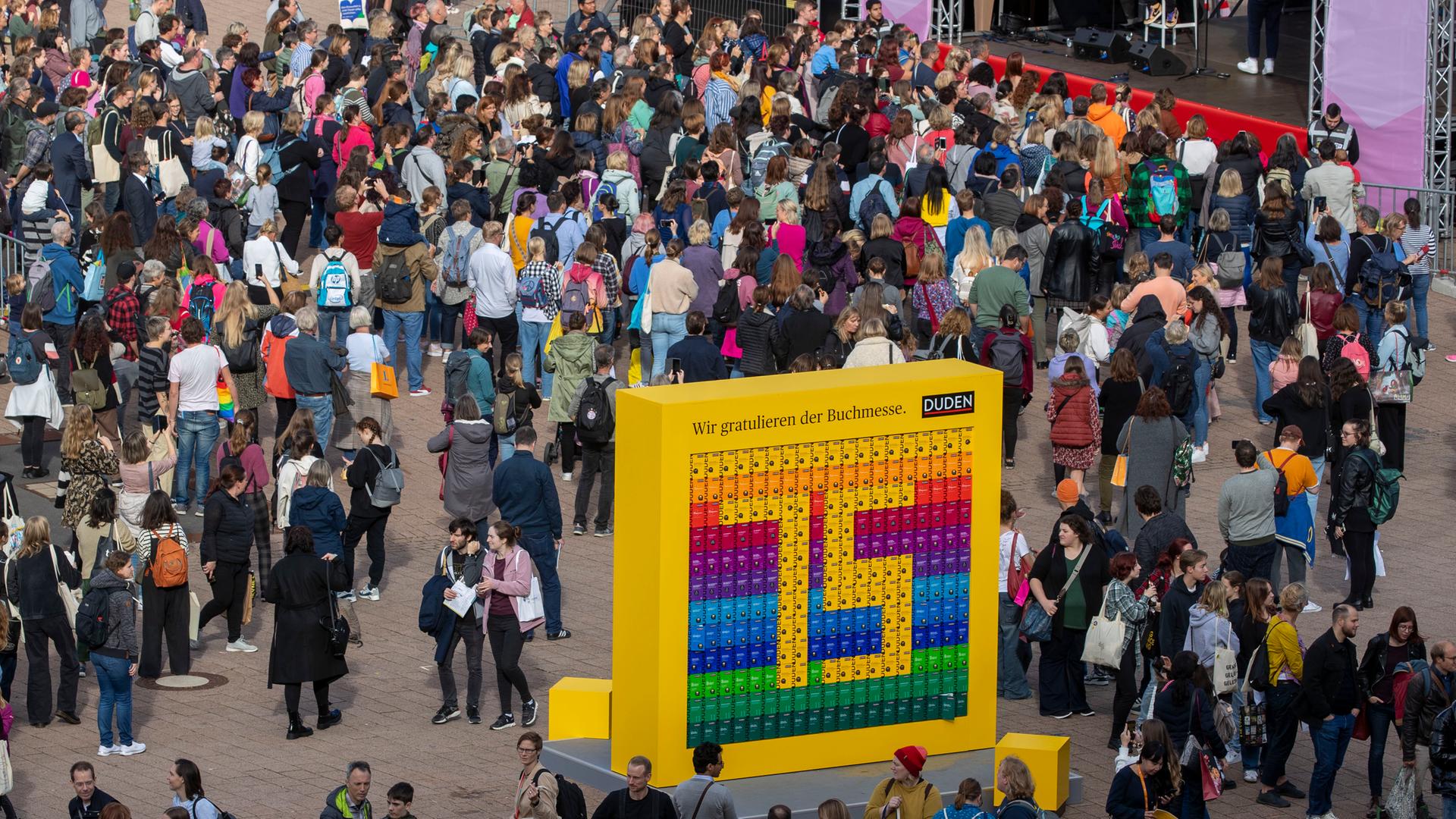 Menschen besuchen die 75. Frankfurter Buchmesse.