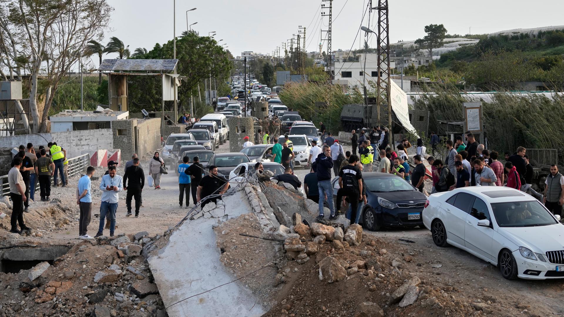 Vertriebene, die nach einem Waffenstillstand zwischen der Hisbollah und Israel in ihre Dörfer zurückkehren, überqueren die zerstörte Qasmiyeh-Brücke in der Nähe der Stadt Tyros.