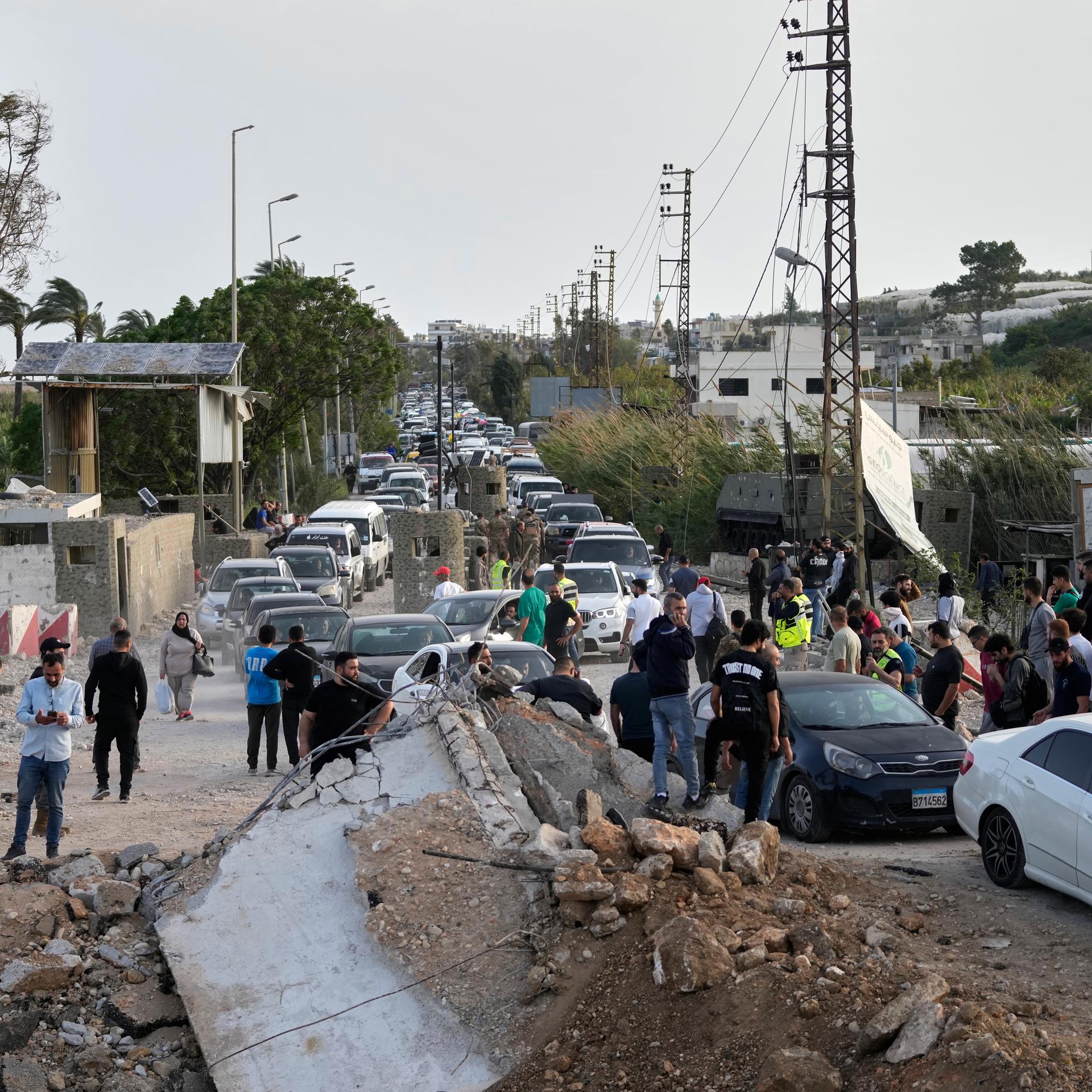 Vertriebene, die nach einem Waffenstillstand zwischen der Hisbollah und Israel in ihre Dörfer zurückkehren, überqueren die zerstörte Qasmiyeh-Brücke in der Nähe der Stadt Tyros.