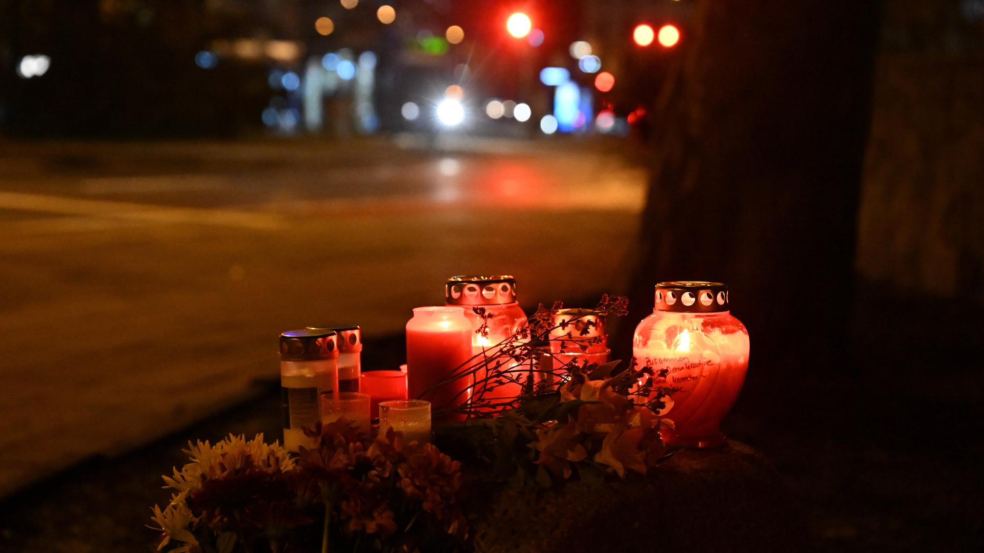 Blumen und Kerzen stehen in der Münchner Innenstadt in der Nähe des Stiglmaierplatzes, wo ein Auto in einen Demonstrationszug gefahren ist. 