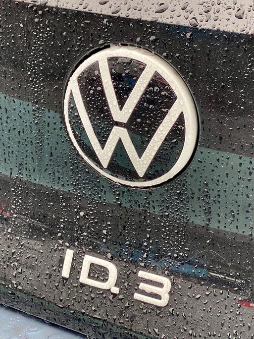 VW Logo auf einem E-Auto Modell des ID.3 mit Regentropfen