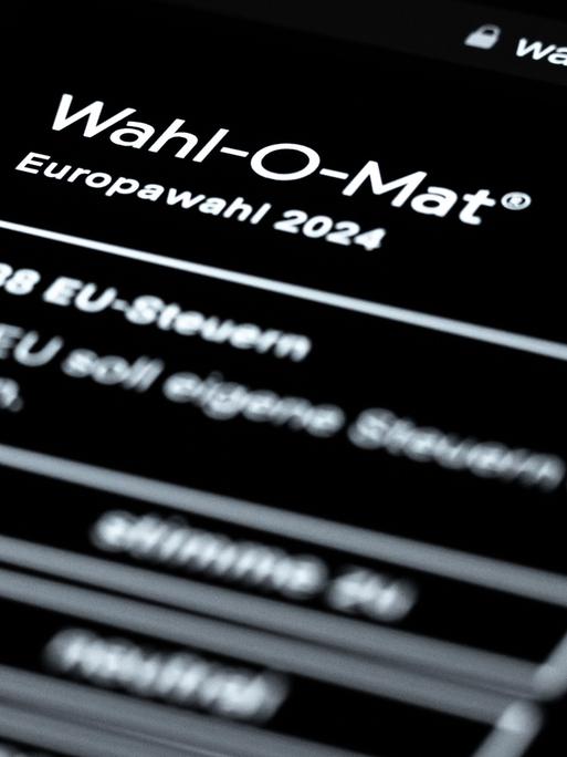 Der Wahl-O-Mat zur Europawahl 2024 von der Bundeszentrale für politische Bildung ist auf dem Display eines SmartPhones zu sehen.