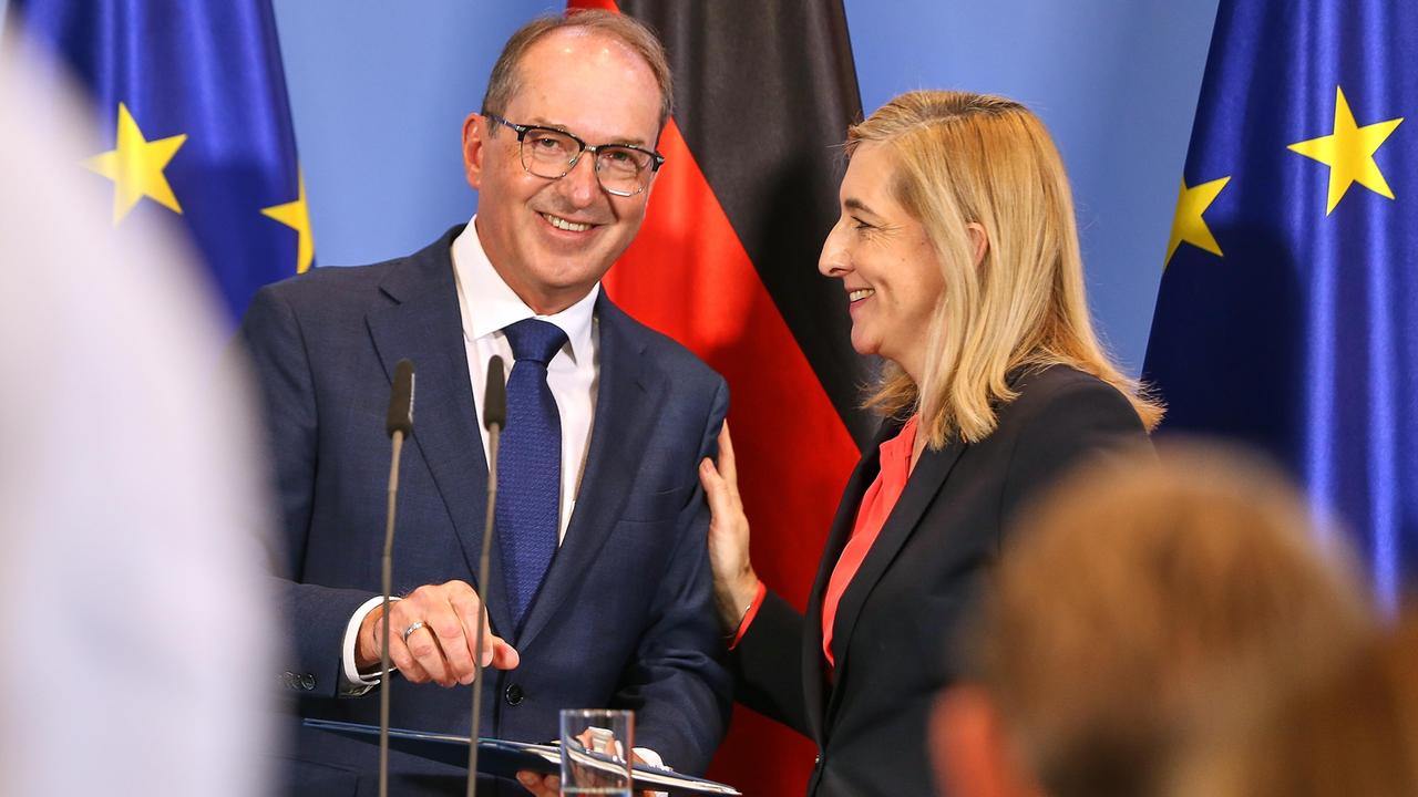 Innenminister Alexander Dobrindt und Kanzleramtsministerin Nina Warken vor einer Wand mit EU- und Deutschland-Fahnen, Warken berührt Dobrindt am Oberarm. Innenminister Alexander Dobrindt und Kanzleramtsministerin Nina Warken vor einer Wand mit EU- und Deutschland-Fahnen, Warken berührt Dobrindt am Oberarm.