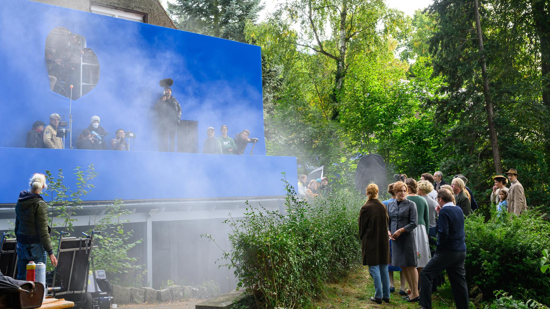 Die Dreharbeiten zum Kinofilm "Heimsuchung" von Volker Schlöndorff mit der Schauspielerin Martina Gedeck (vordere Gruppe, 3.v.l). Die Dreharbeiten zum Kinofilm "Heimsuchung" von Volker Schlöndorff mit der Schauspielerin Martina Gedeck (vordere Gruppe, 3.v.l).