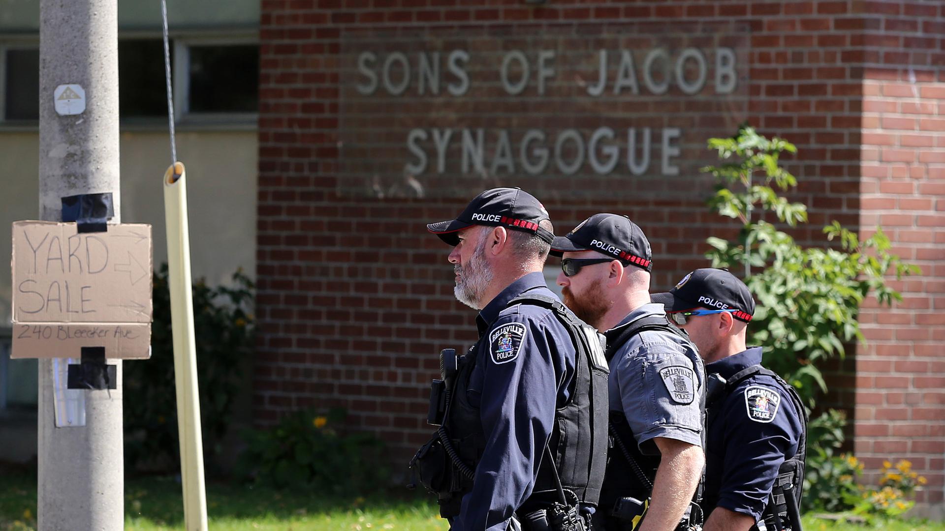 Polizisten vor der "Son of Jacob"- Synagoge in Belleville, Ontario