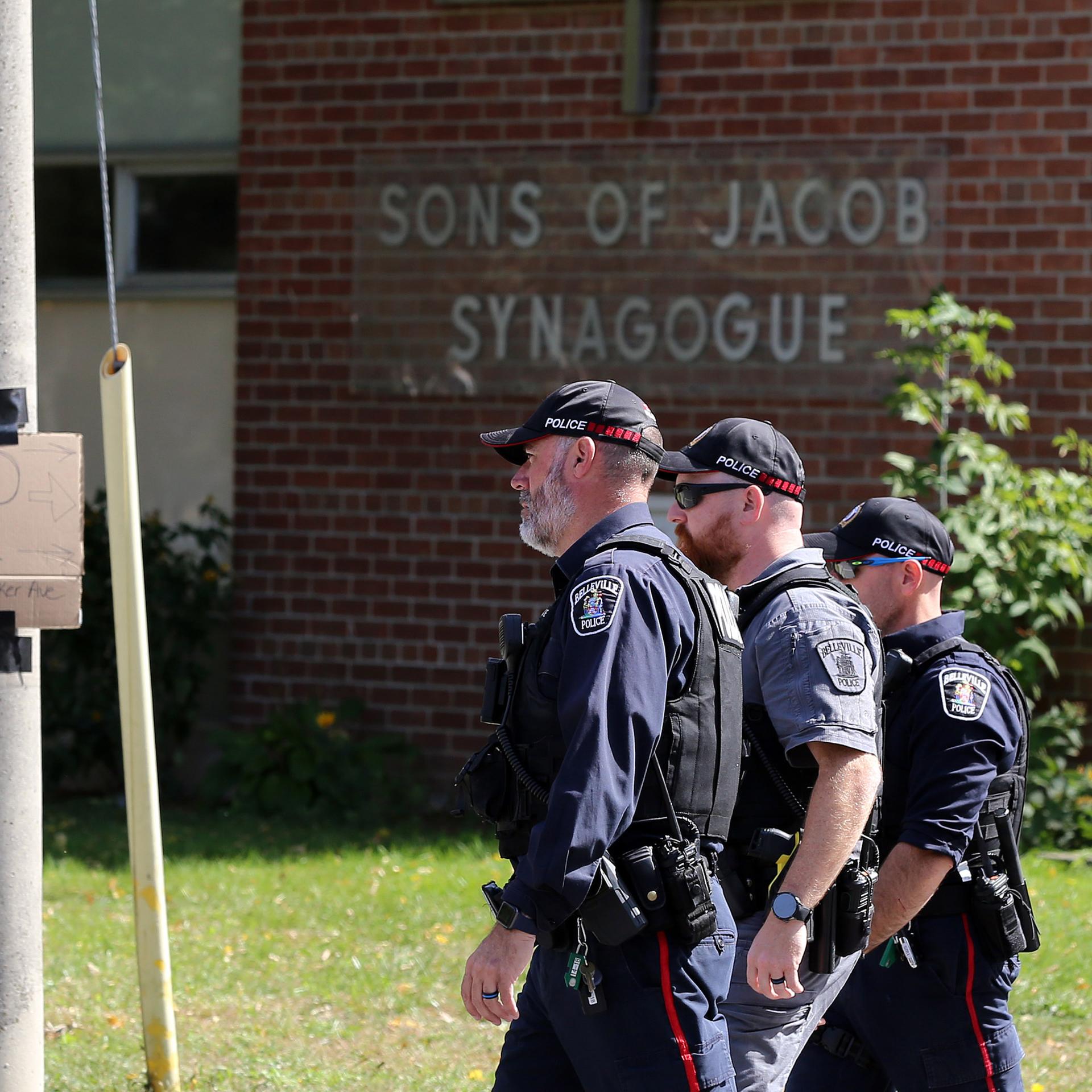 Polizisten vor der "Son of Jacob"- Synagoge in Belleville, Ontario