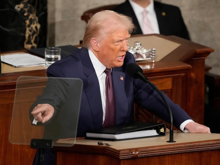 US-Präsident Donald Trump steht am 4. März 2025 an einem Redepult im Capitol