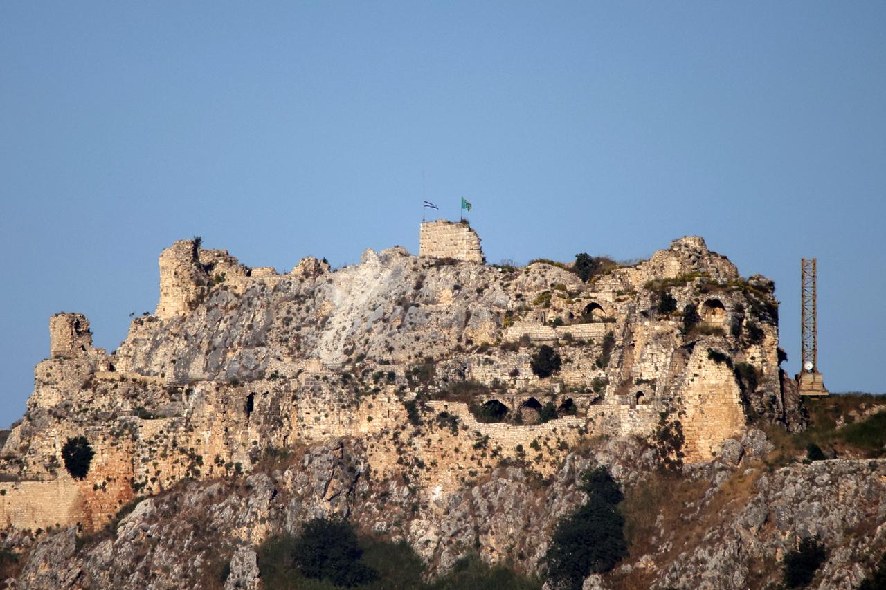 Das Bild zeigt eine gemauerte Befestigungsanlage auf einem Berg. In der Mitte ist eine israelische Fahne zu erkennen.