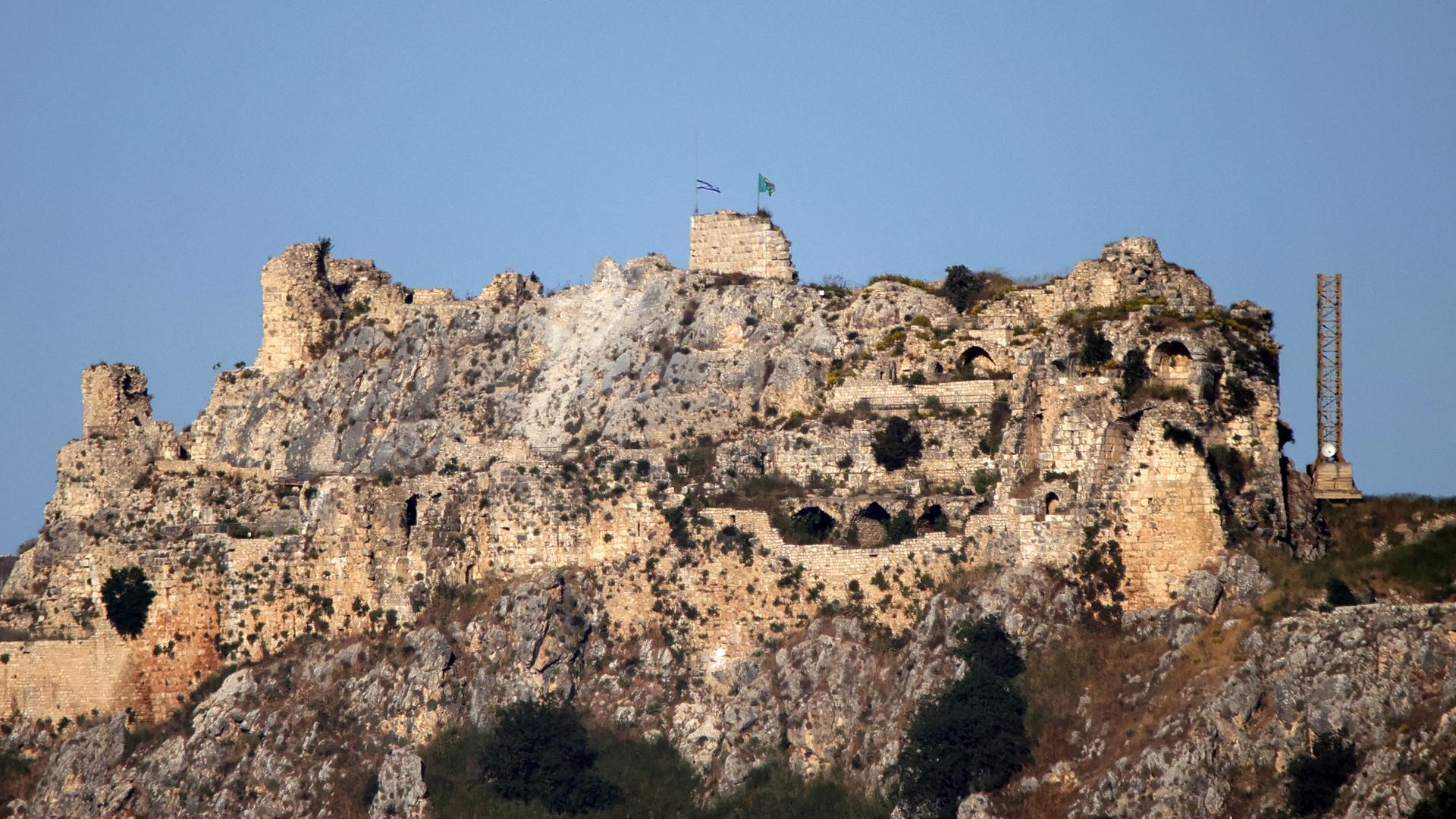 Das Bild zeigt eine gemauerte Befestigungsanlage auf einem Berg. In der Mitte ist eine israelische Fahne zu erkennen. Das Bild zeigt eine gemauerte Befestigungsanlage auf einem Berg. In der Mitte ist eine israelische Fahne zu erkennen.