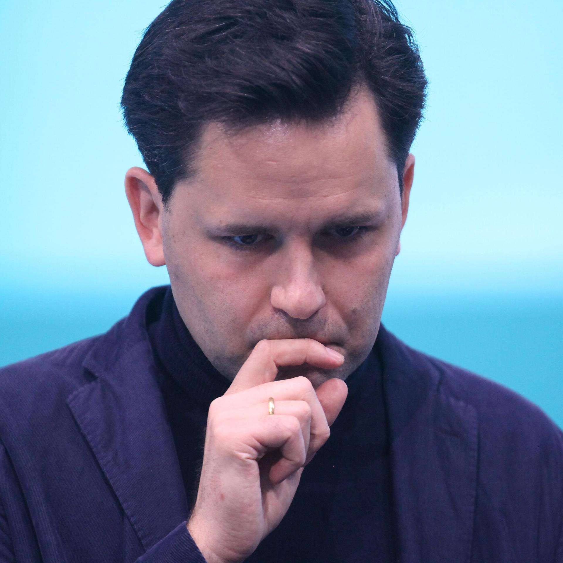 Johannes Winkel schaut nach nachdenklich nach unten.