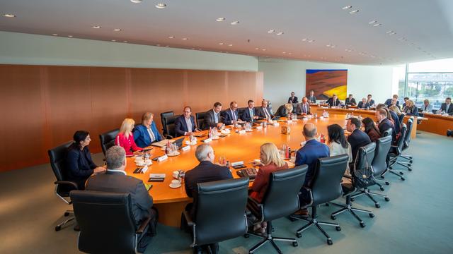 Bundeskanzler Friedrich Merz (CDU) spricht zu Beginn der Sitzung des Bundeskabinetts im Kanzleramt.