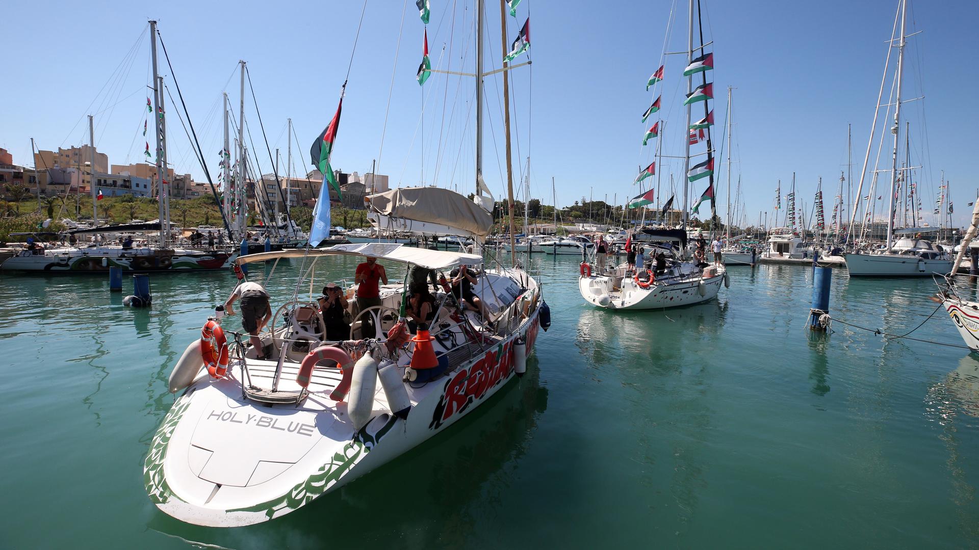 Boote der „Global Sumud Flotilla 2026 Spring Mission“ laufen am 26. April 2026 vom Yachthafen in Augusta auf der italienischen Insel Sizilien aus.