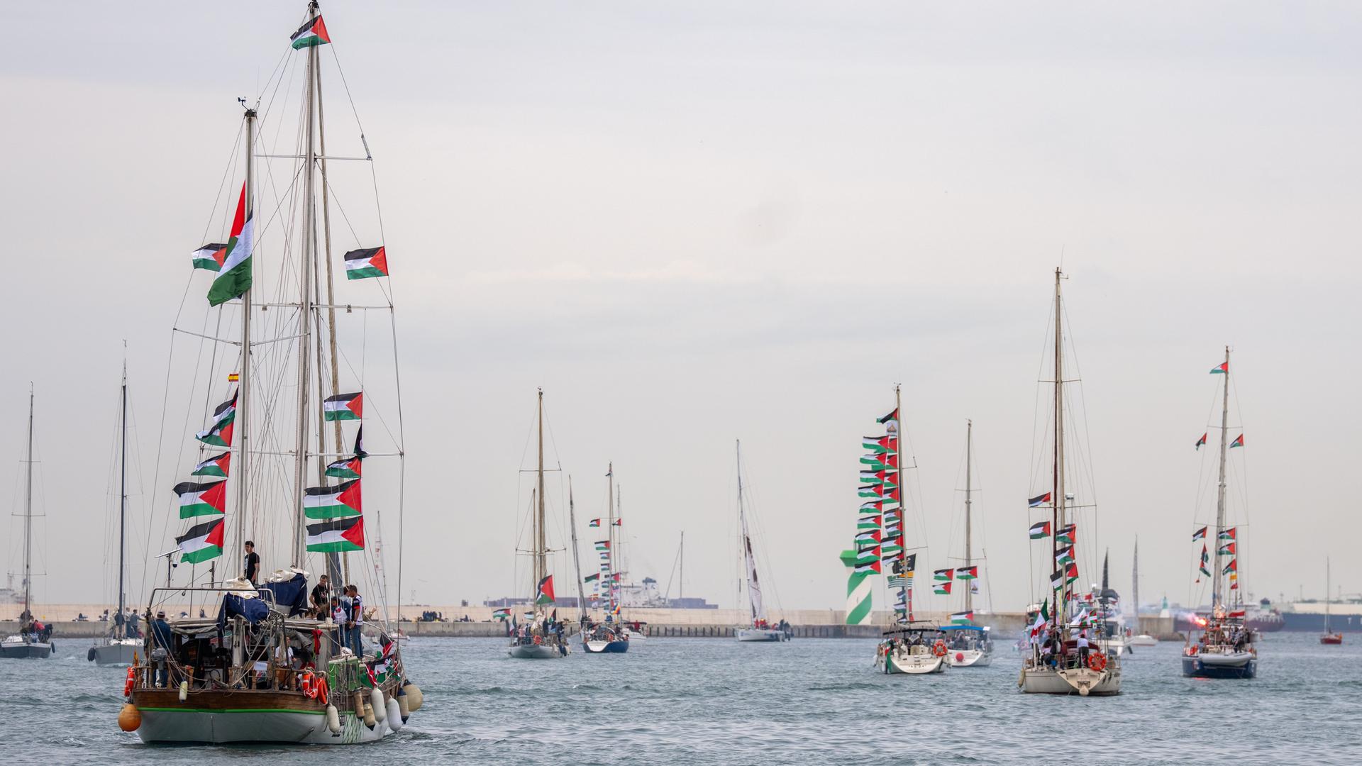 Boote mit Aktivisten und humanitärer Hilfe für die Palästinenser im Gazastreifen manövrieren im Hafen während einer symbolischen Verabschiedungszeremonie im Rahmen der "Global Sumud Flotilla".