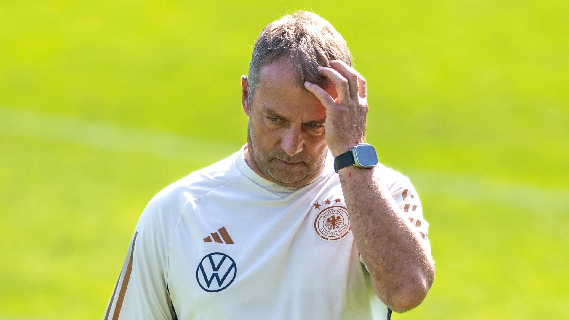 Der Ex-Bundestrainer Hansi Flick kratzt sich während des öffentlichen Trainings in Wolfsburg am Kopf.