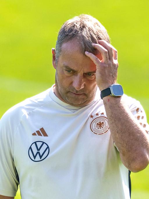 Der Ex-Bundestrainer Hansi Flick kratzt sich während des öffentlichen Trainings in Wolfsburg am Kopf.