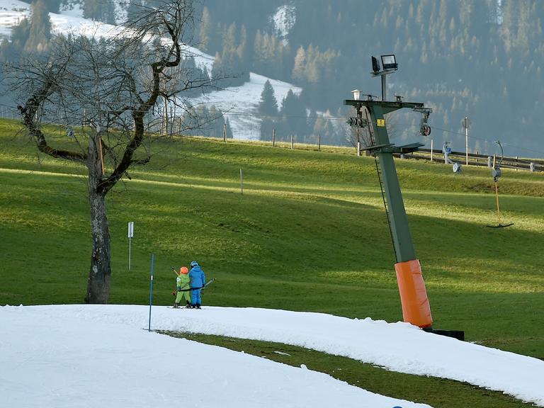 Mit Kunstschnee ist eine Wiese für den Skisport im Dezember 2018 im Allgäu beschneit.