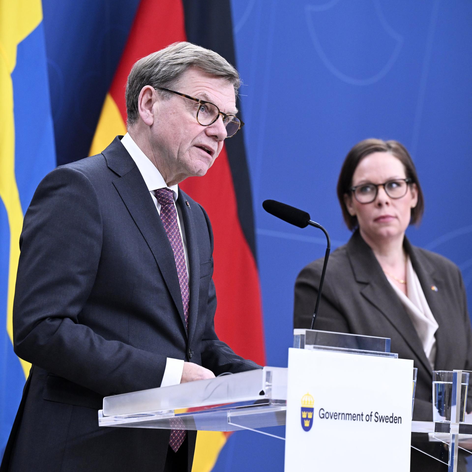 Stockholm: Schwedens Außenministerin Maria Malmer Stenergard (r) und ihr deutscher Amtskollege Johann Wadephul (CDU) geben nach bilateralen Gesprächen eine Pressekonferenz. 