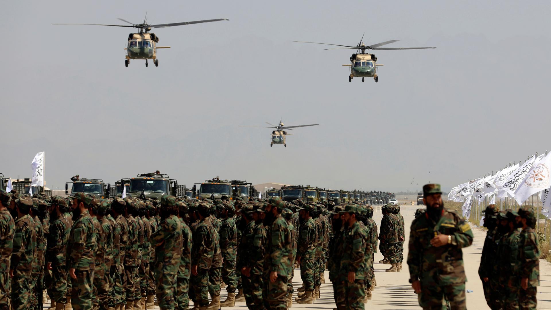 Auf dem Luftwaffenstützpunkt Bagram in Afghanistan feiern die Tailban mit einer Militärparade den dritten Jahrestag des Abzugs der US-Truppen.