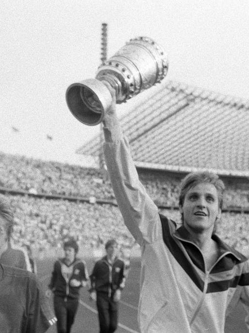 Bildnummer: 09156042  Datum: 26.05.1985  Copyright: imago/Ferdi HartungBayer 05 Uerdingen ist DFB Pokalsieger 1985 - Torwart Werner Vollack (re.) und Peter Loontiens präsentieren die Trophäe; Fussball Herren DFB Pokal Finale Pokalfinale Berlin GER 810d vsw vneg xdp ysf 1984 1985 quer Sieg Pokalsieg Jubel Freude Feier Siegesfeier Trophäe ObjekteImage number 09156042 date 26 05 1985 Copyright imago Ferdi Hartung Bayer 05 Uerdingen is DFB Cup Winners\u0026#39; Cup 1985 Goalkeeper Werner Vollack right and Peter Loontiens present The Trophy Football men DFB Cup Final Cup finals Berlin ger  Vsw Vneg  YSF 1984 1985 horizontal Victory Cup victory cheering happiness Celebrations Victory celebrations Trophy Objects