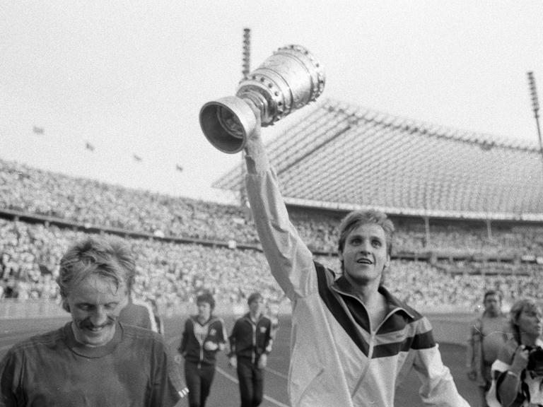 Bildnummer: 09156042  Datum: 26.05.1985  Copyright: imago/Ferdi HartungBayer 05 Uerdingen ist DFB Pokalsieger 1985 - Torwart Werner Vollack (re.) und Peter Loontiens präsentieren die Trophäe; Fussball Herren DFB Pokal Finale Pokalfinale Berlin GER 810d vsw vneg xdp ysf 1984 1985 quer Sieg Pokalsieg Jubel Freude Feier Siegesfeier Trophäe ObjekteImage number 09156042 date 26 05 1985 Copyright imago Ferdi Hartung Bayer 05 Uerdingen is DFB Cup Winners\u0026#39; Cup 1985 Goalkeeper Werner Vollack right and Peter Loontiens present The Trophy Football men DFB Cup Final Cup finals Berlin ger  Vsw Vneg  YSF 1984 1985 horizontal Victory Cup victory cheering happiness Celebrations Victory celebrations Trophy Objects