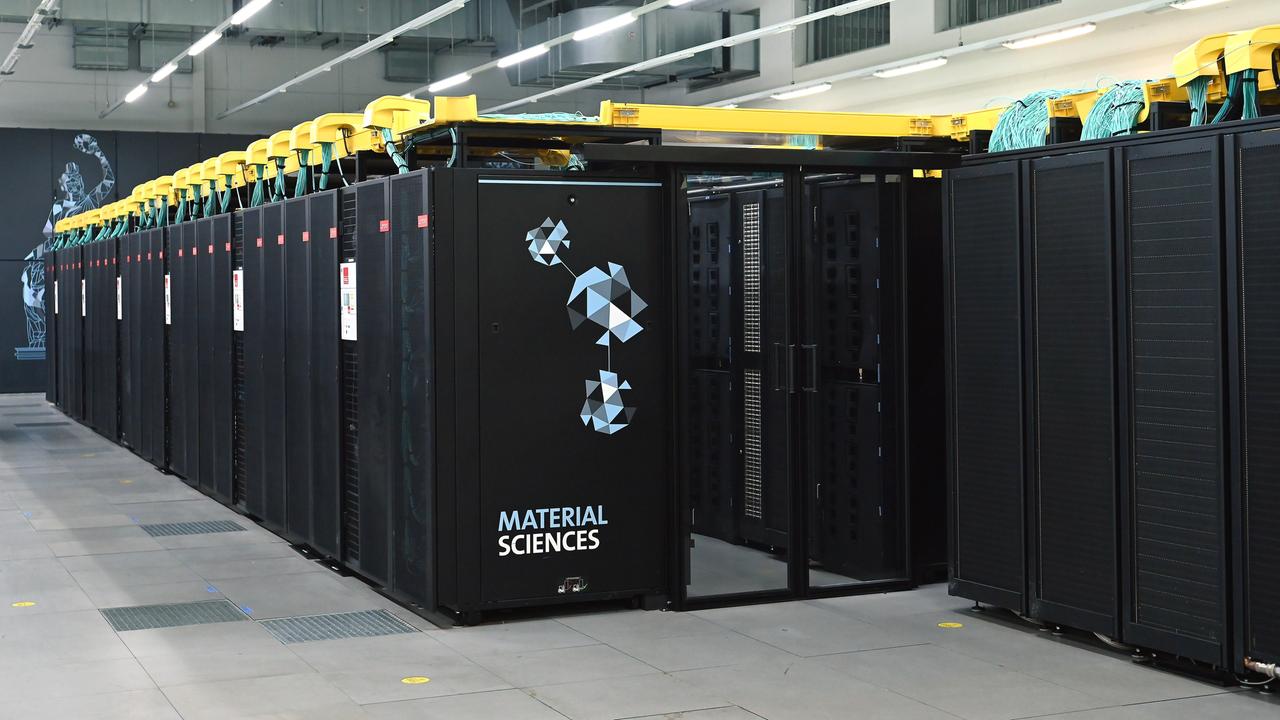 In einer Halle stehen viele schwarze Rechner nebeneinander. 