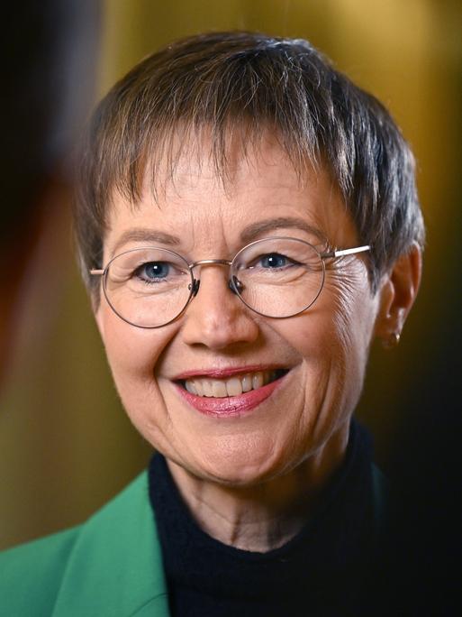 Brigitte Haas beantwortet Fragen nach dem Sieg ihrer Partei bei den Landtagswahlen im Fürstentum Liechtenstein und lächelt dabei ihren Gesprächspartner an.