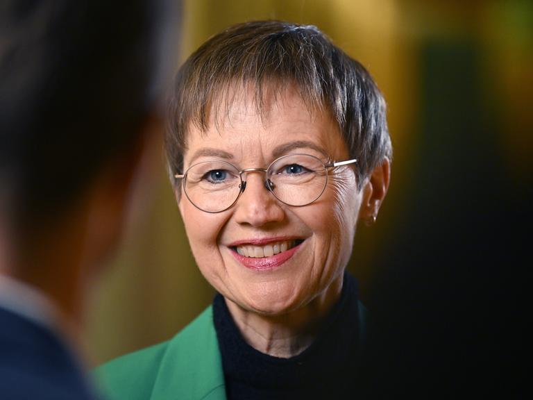 Brigitte Haas beantwortet Fragen nach dem Sieg ihrer Partei bei den Landtagswahlen im Fürstentum Liechtenstein und lächelt dabei ihren Gesprächspartner an.